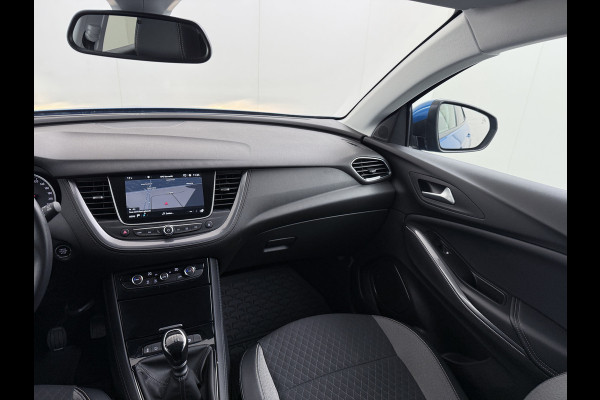 Opel Grandland X T131pk Navi Trekhaak Executive Dual-Ecc Apple Carplay Android PDC-a+v Park-Assist Distr.-Riem bij 61.000km vervangen Chroompakket Priv.Glass Volledig dealer onderhouden, laatste beurt bij 61.000km 1400kg trekvermogen.  EURO6