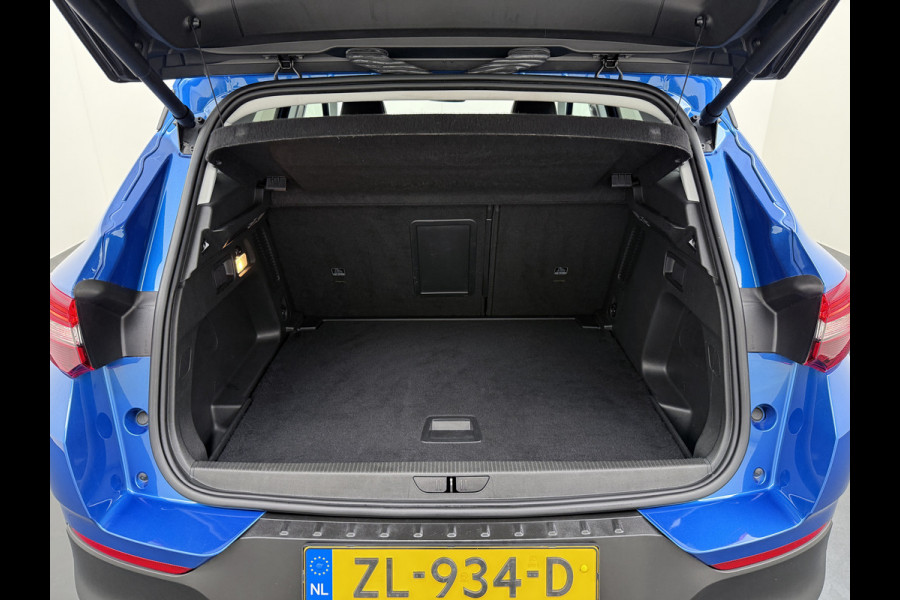 Opel Grandland X T131pk Navi Trekhaak Executive Dual-Ecc Apple Carplay Android PDC-a+v Park-Assist Distr.-Riem bij 61.000km vervangen Chroompakket Priv.Glass Volledig dealer onderhouden, laatste beurt bij 61.000km 1400kg trekvermogen.  EURO6