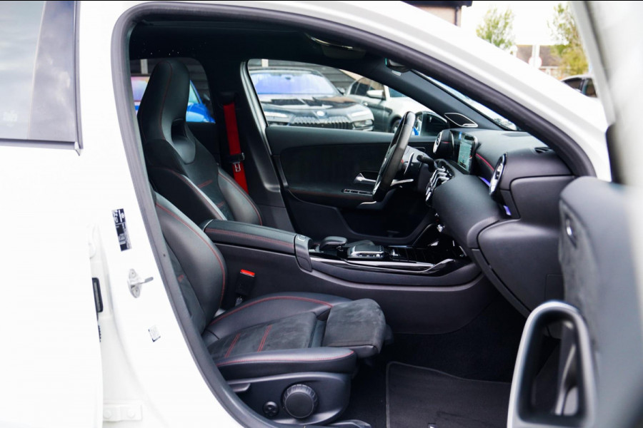 Mercedes-Benz A-Klasse AMG 45 4MATIC+ Premium Plus | Panorama | Sterrenhemel | Sport uitlaat | Burmester | Luxe leder/Alcantara |