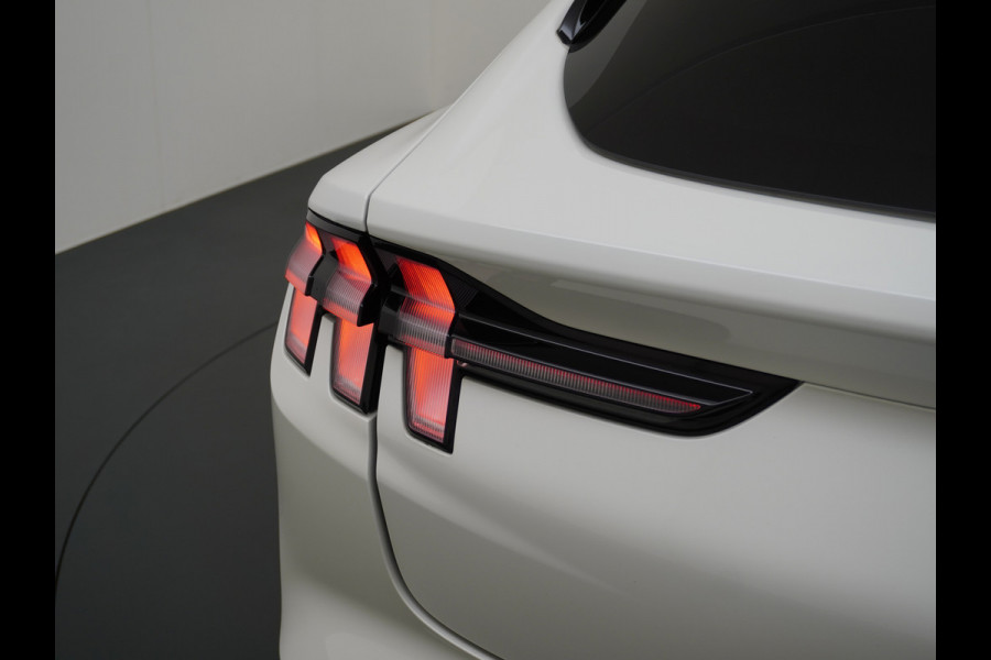 Ford Mustang Mach-E Extended RWD 98kWh SOH 94% 301pk Leer Trekhaak Pano-Dak Adaptive Cruise Lane Centering/change Assist Stop&Go Apple Carpla Elektr.verst.Stoelen+Verwarmd Dual-ECC Fully Active Park Assist Elektr.Achterklep BLISS Driver Alert Warning Keyless Origineel Nederlandse Auto € 63.000- nieuw, Batterijgarantie 8 jaar of 160.000km vanaf nieuw