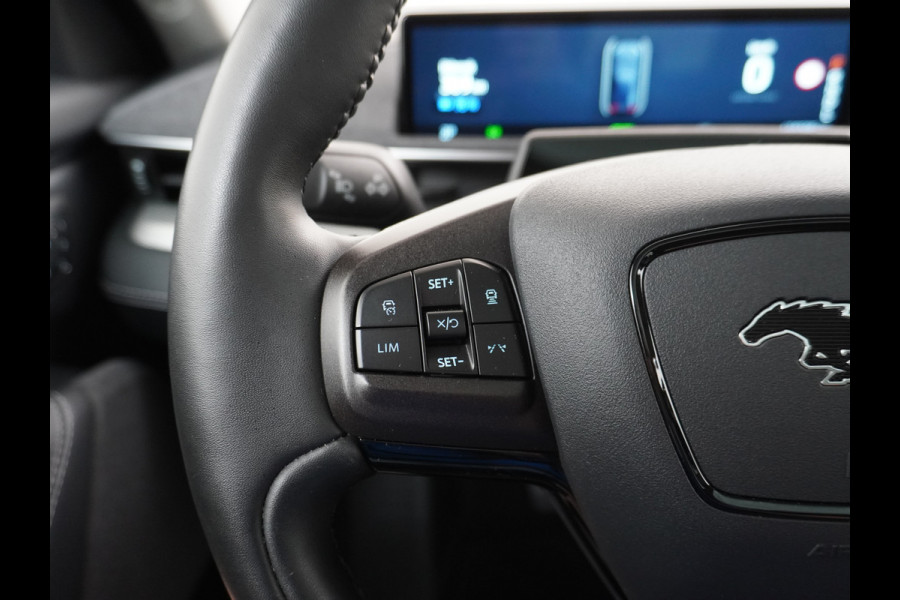 Ford Mustang Mach-E Extended RWD 98kWh SOH 94% 301pk Leer Trekhaak Pano-Dak Adaptive Cruise Lane Centering/change Assist Stop&Go Apple Carpla Elektr.verst.Stoelen+Verwarmd Dual-ECC Fully Active Park Assist Elektr.Achterklep BLISS Driver Alert Warning Keyless Origineel Nederlandse Auto € 63.000- nieuw, Batterijgarantie 8 jaar of 160.000km vanaf nieuw