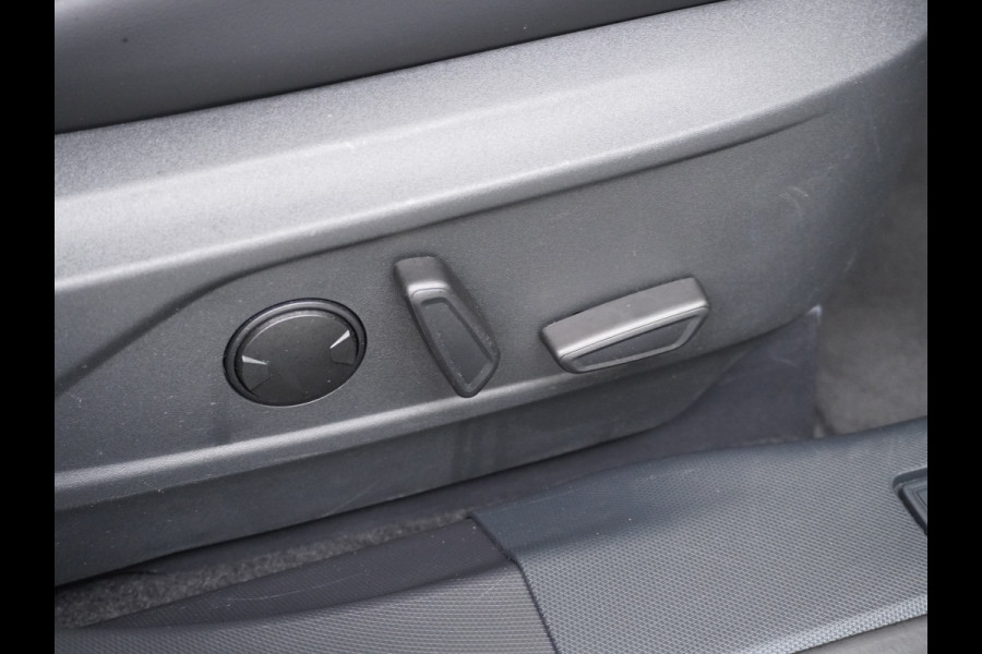 Ford Mustang Mach-E Extended RWD 98kWh SOH 94% 301pk Leer Trekhaak Pano-Dak Adaptive Cruise Lane Centering/change Assist Stop&Go Apple Carpla Elektr.verst.Stoelen+Verwarmd Dual-ECC Fully Active Park Assist Elektr.Achterklep BLISS Driver Alert Warning Keyless Origineel Nederlandse Auto € 63.000- nieuw, Batterijgarantie 8 jaar of 160.000km vanaf nieuw