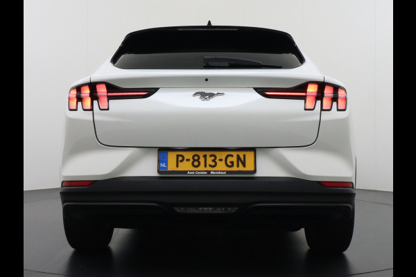 Ford Mustang Mach-E Extended RWD 98kWh SOH 94% 301pk Leer Trekhaak Pano-Dak Adaptive Cruise Lane Centering/change Assist Stop&Go Apple Carpla Elektr.verst.Stoelen+Verwarmd Dual-ECC Fully Active Park Assist Elektr.Achterklep BLISS Driver Alert Warning Keyless Origineel Nederlandse Auto € 63.000- nieuw, Batterijgarantie 8 jaar of 160.000km vanaf nieuw