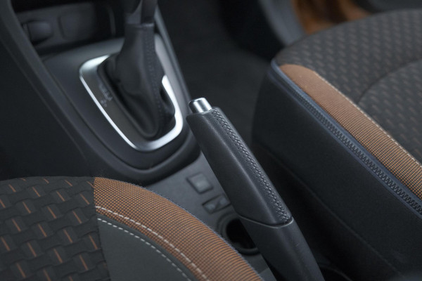 Renault Captur TCe 120 EDC Intens | Camera | Stoelverwarming | Navigatie | Parkeersensoren