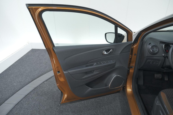 Renault Captur TCe 120 EDC Intens | Camera | Stoelverwarming | Navigatie | Parkeersensoren