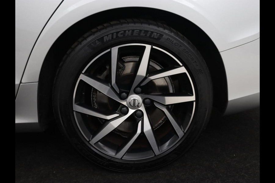 Volvo V60 2.0 T5 Momentum | 1e eigenaar | Leder | Trekhaak | Adaptive cruise | Stoelverwarming | Carplay | Navigatie | 18'' | Climate control | Parkeerhulp