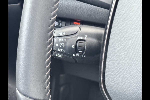 Peugeot e-2008 EV Allure Pack 50kWh SOH 89% Navi* Ecc 360°Camera Apple Carplay Android Auto Cruise Control Lmv 17" Led Keyless Privacy Glas Rijstrooksensor 1e Eigenaar Origineel Nederlandse Auto