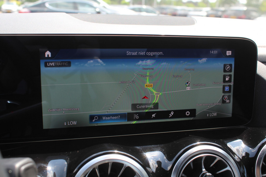 Mercedes-Benz EQA 250 Business Solution AMG 67 kWh / Panoramadak / Camera / Head-up / Memory Seats / Burmester / 20'' / Sfeerverlichting / CarPlay / Stoelverwarming / Dodehoek / Cruise Control