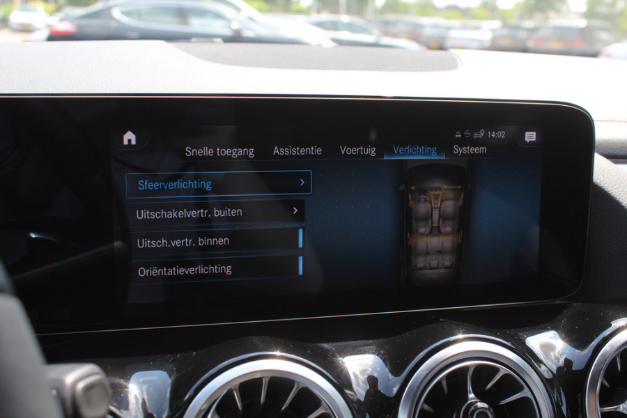 Mercedes-Benz EQA 250 Business Solution AMG 67 kWh / Panoramadak / Camera / Head-up / Memory Seats / Burmester / 20'' / Sfeerverlichting / CarPlay / Stoelverwarming / Dodehoek / Cruise Control