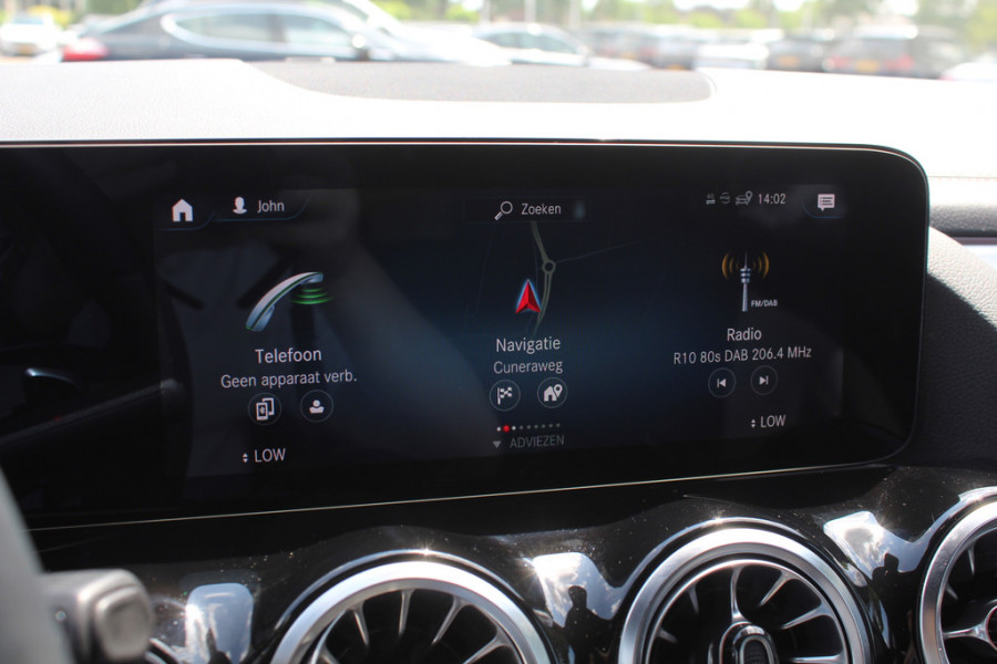 Mercedes-Benz EQA 250 Business Solution AMG 67 kWh / Panoramadak / Camera / Head-up / Memory Seats / Burmester / 20'' / Sfeerverlichting / CarPlay / Stoelverwarming / Dodehoek / Cruise Control