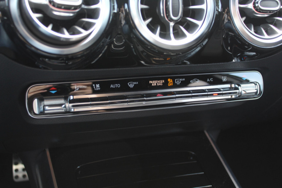 Mercedes-Benz EQA 250 Business Solution AMG 67 kWh / Panoramadak / Camera / Head-up / Memory Seats / Burmester / 20'' / Sfeerverlichting / CarPlay / Stoelverwarming / Dodehoek / Cruise Control