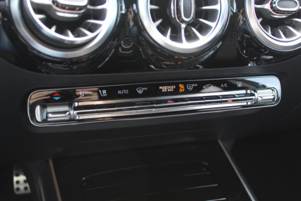 Mercedes-Benz EQA 250 Business Solution AMG 67 kWh / Panoramadak / Camera / Head-up / Memory Seats / Burmester / 20'' / Sfeerverlichting / CarPlay / Stoelverwarming / Dodehoek / Cruise Control