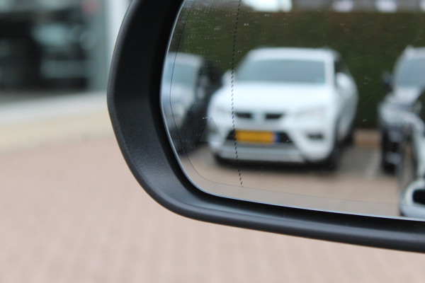 Mercedes-Benz EQA 250 Business Solution AMG 67 kWh / Panoramadak / Camera / Head-up / Memory Seats / Burmester / 20'' / Sfeerverlichting / CarPlay / Stoelverwarming / Dodehoek / Cruise Control