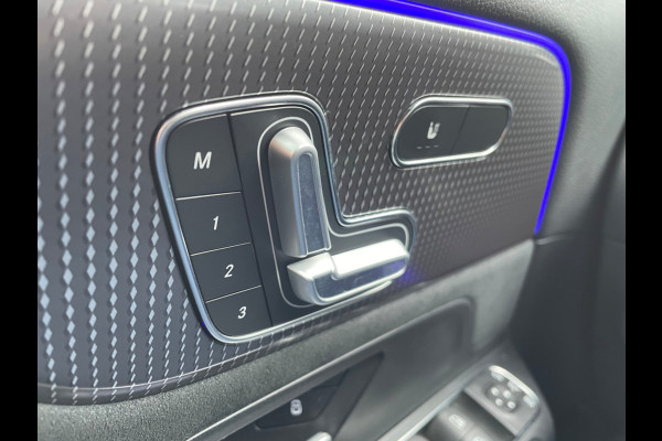 Mercedes-Benz EQA 250 Business Solution AMG 67 kWh / Panoramadak / Camera / Head-up / Memory Seats / Burmester / 20'' / Sfeerverlichting / CarPlay / Stoelverwarming / Dodehoek / Cruise Control