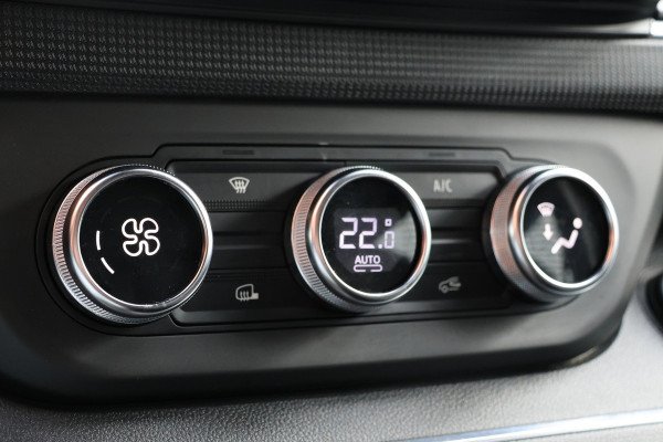 Renault Trafic 2.0 dCi 170 PK L2H1 DC | CarPlay | Camera | Navigatie | LED Koplampen | Climate control | Trekhaak | Cruise control | 5-Zitter | Nieuwe APK | NAP Logisch