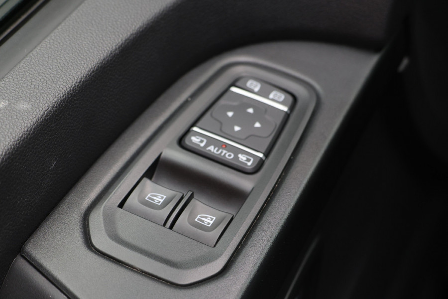 Renault Trafic 2.0 dCi 170 PK L2H1 DC | CarPlay | Camera | Navigatie | LED Koplampen | Climate control | Trekhaak | Cruise control | 5-Zitter | Nieuwe APK | NAP Logisch