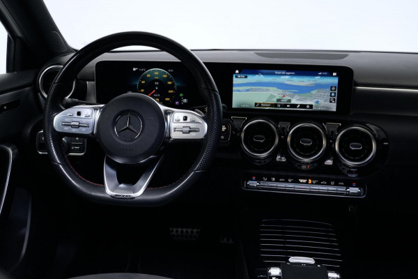Mercedes-Benz A-Klasse 200 AMG Automaat 163 PK | Pano-dak | Widescreen | Stoelverwarming | Camera | Led | Pdc |