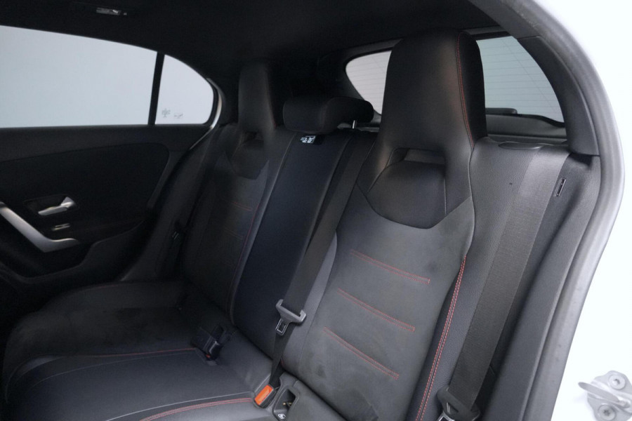 Mercedes-Benz A-Klasse 200 AMG Automaat 163 PK | Pano-dak | Widescreen | Stoelverwarming | Camera | Led | Pdc |