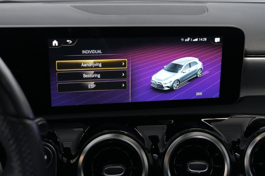 Mercedes-Benz A-Klasse 200 AMG Automaat 163 PK | Pano-dak | Widescreen | Stoelverwarming | Camera | Led | Pdc |