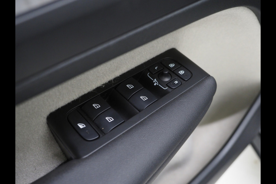 Volvo XC40 1.5 T5 Recharge Inscription | Leder | Camera | Trekhaak | Keyless | Virtual | LED | Carplay