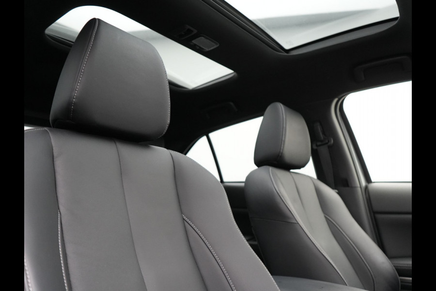 Mitsubishi Eclipse Cross 2.4 Instyle Plug In Hybrid 188pk Dealer O.H. PHEV | Trekhaak Afn. | Panodak | Head Up | Adaptive Cruise | 360 Camera | Lederen Sportstoelen & Stuur Verwarmd | Apple Carplay | Navigatie Via TomTom | Keyless | Blis | DAB |