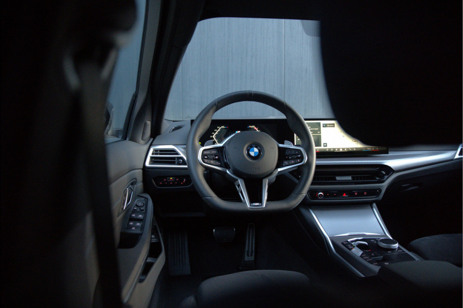 BMW 3 Serie Touring 330i xDrive High Excecutive M Sport | M Performance | Stoelverwarming | Camera | Navigatie | Parkeersensoren | Apple Carplay | Keyless | HIFI | Adaptive Cruise Control | DAB | LED | BTW | Fabrieksgarantie
