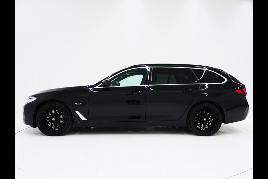BMW 5 Serie Touring 530e xDrive Business Edition Plus | Panoramadak | Camera | Sfeerverlichting | BLIS | Carplay