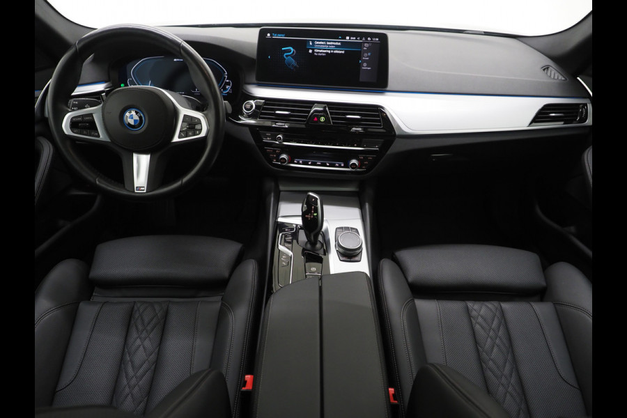 BMW 5 Serie Touring 530e xDrive Business Edition Plus | Panoramadak | Camera | Sfeerverlichting | BLIS | Carplay