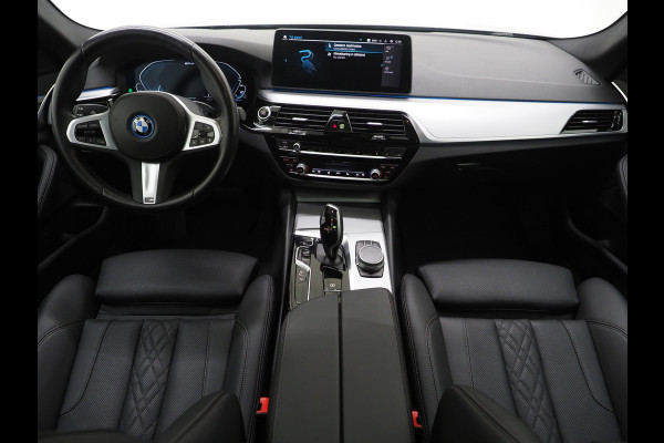 BMW 5 Serie Touring 530e xDrive Business Edition Plus | Panoramadak | Camera | Sfeerverlichting | BLIS | Carplay