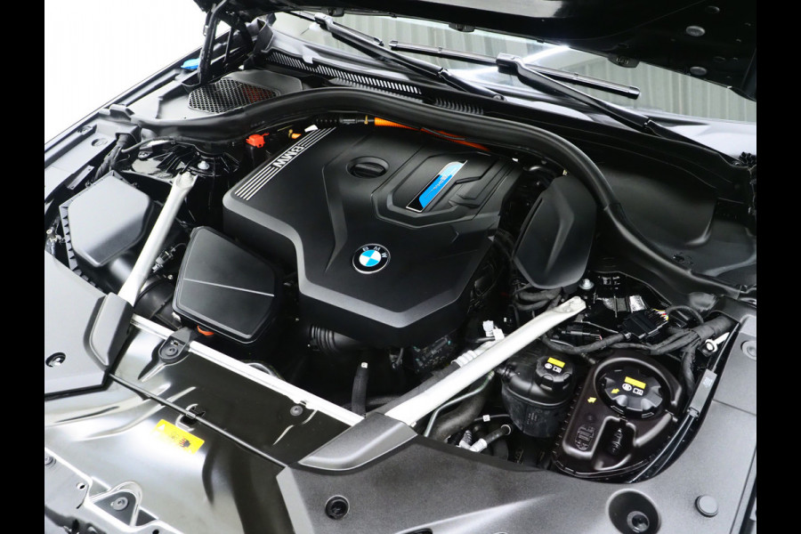 BMW 5 Serie Touring 530e xDrive Business Edition Plus | Panoramadak | Camera | Sfeerverlichting | BLIS | Carplay