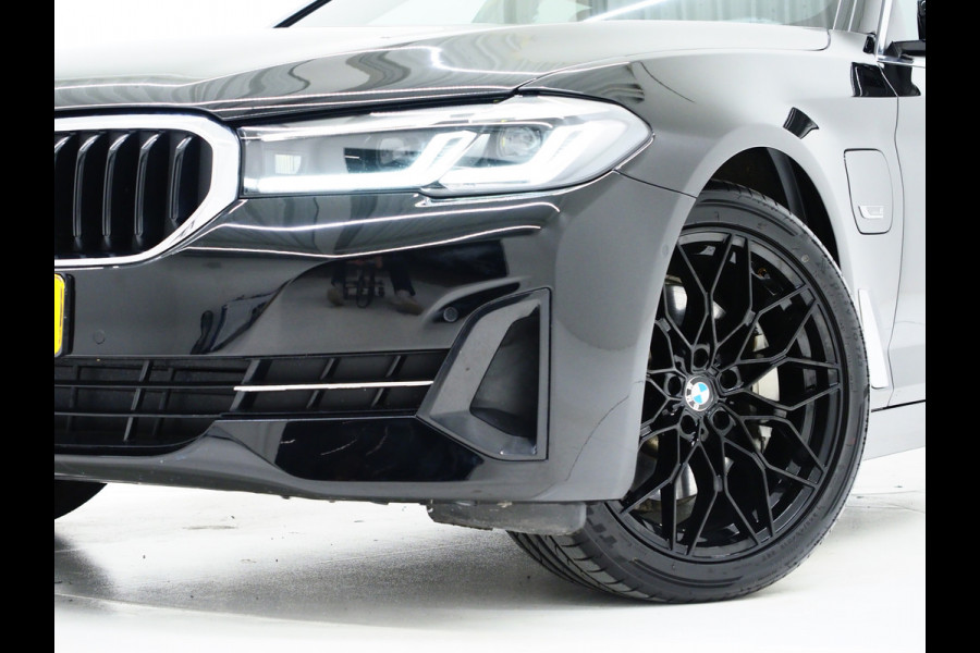 BMW 5 Serie Touring 530e xDrive Business Edition Plus | Panoramadak | Camera | Sfeerverlichting | BLIS | Carplay
