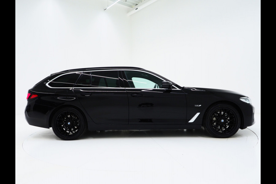 BMW 5 Serie Touring 530e xDrive Business Edition Plus | Panoramadak | Camera | Sfeerverlichting | BLIS | Carplay
