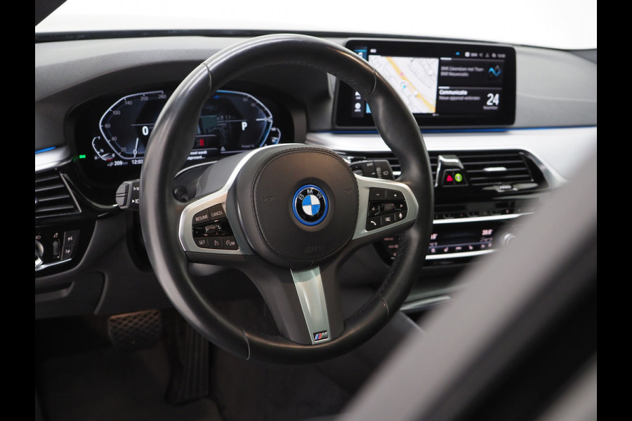 BMW 5 Serie Touring 530e xDrive Business Edition Plus | Panoramadak | Camera | Sfeerverlichting | BLIS | Carplay