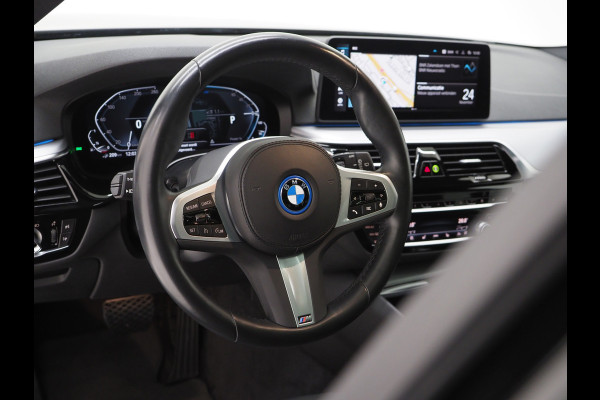 BMW 5 Serie Touring 530e xDrive Business Edition Plus | Panoramadak | Camera | Sfeerverlichting | BLIS | Carplay