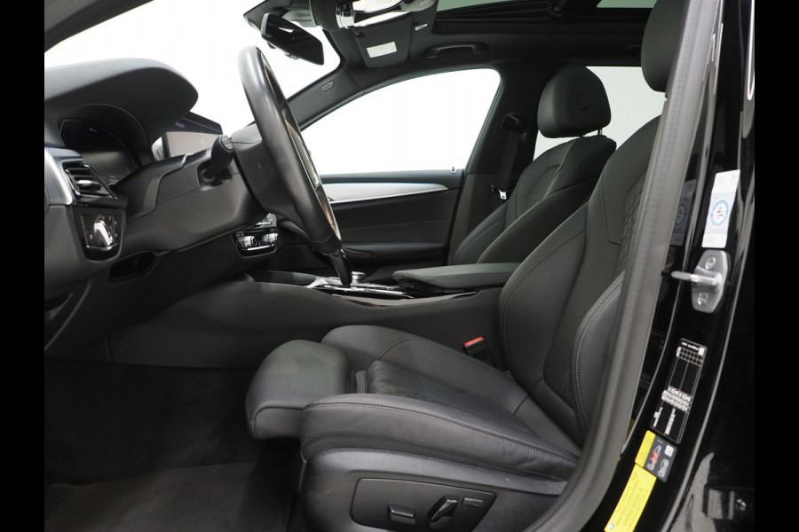 BMW 5 Serie Touring 530e xDrive Business Edition Plus | Panoramadak | Camera | Sfeerverlichting | BLIS | Carplay