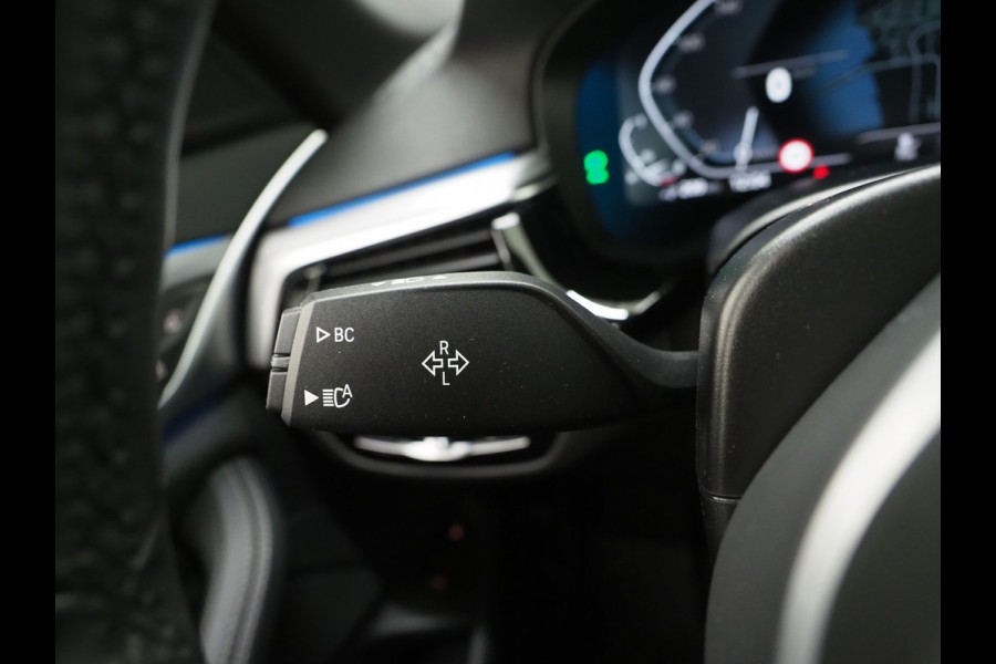 BMW 5 Serie Touring 530e xDrive Business Edition Plus | Panoramadak | Camera | Sfeerverlichting | BLIS | Carplay