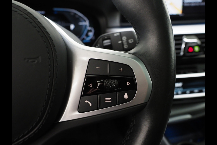 BMW 5 Serie Touring 530e xDrive Business Edition Plus | Panoramadak | Camera | Sfeerverlichting | BLIS | Carplay