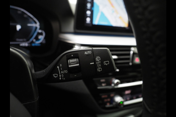 BMW 5 Serie Touring 530e xDrive Business Edition Plus | Panoramadak | Camera | Sfeerverlichting | BLIS | Carplay