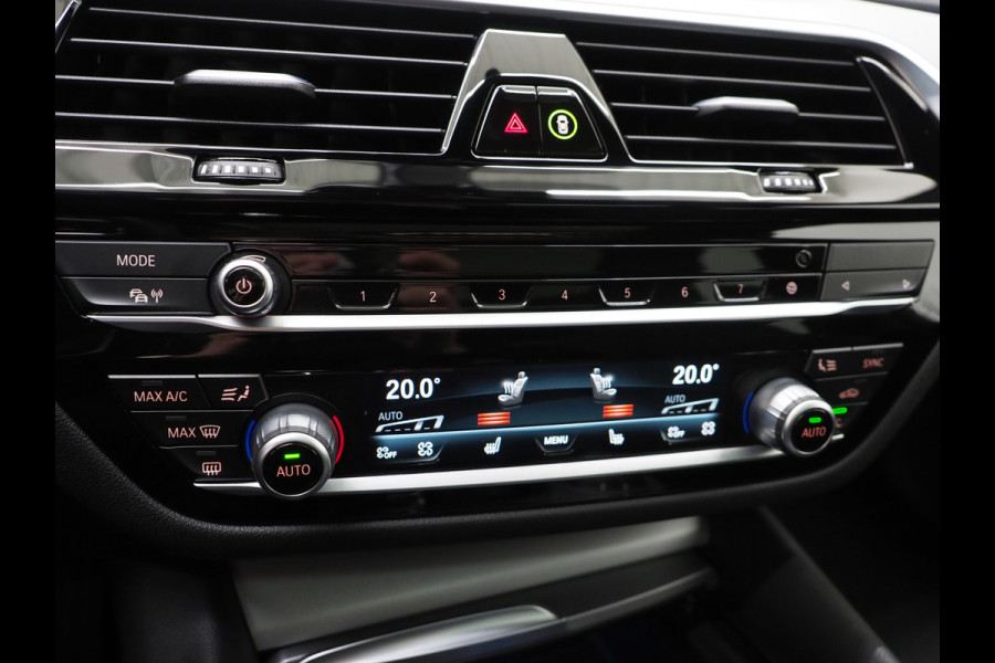 BMW 5 Serie Touring 530e xDrive Business Edition Plus | Panoramadak | Camera | Sfeerverlichting | BLIS | Carplay