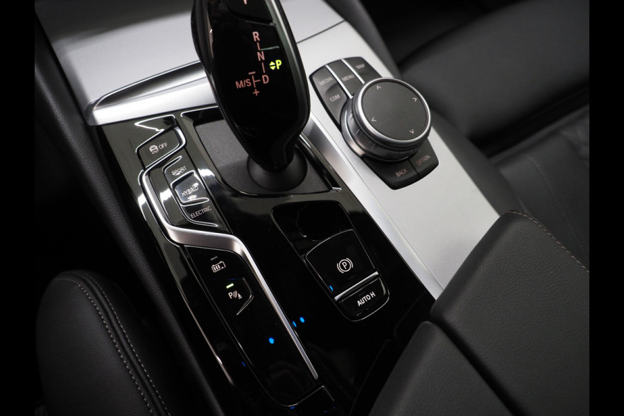 BMW 5 Serie Touring 530e xDrive Business Edition Plus | Panoramadak | Camera | Sfeerverlichting | BLIS | Carplay