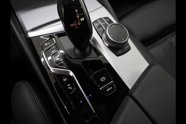 BMW 5 Serie Touring 530e xDrive Business Edition Plus | Panoramadak | Camera | Sfeerverlichting | BLIS | Carplay