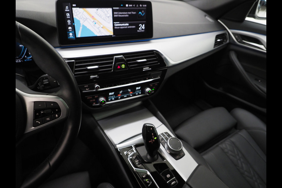 BMW 5 Serie Touring 530e xDrive Business Edition Plus | Panoramadak | Camera | Sfeerverlichting | BLIS | Carplay