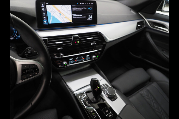 BMW 5 Serie Touring 530e xDrive Business Edition Plus | Panoramadak | Camera | Sfeerverlichting | BLIS | Carplay