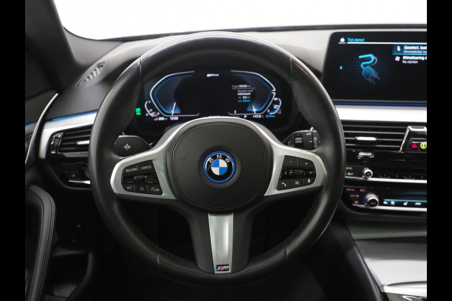 BMW 5 Serie Touring 530e xDrive Business Edition Plus | Panoramadak | Camera | Sfeerverlichting | BLIS | Carplay