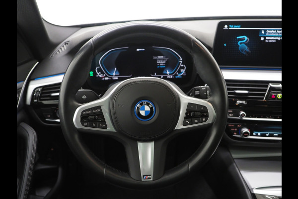 BMW 5 Serie Touring 530e xDrive Business Edition Plus | Panoramadak | Camera | Sfeerverlichting | BLIS | Carplay
