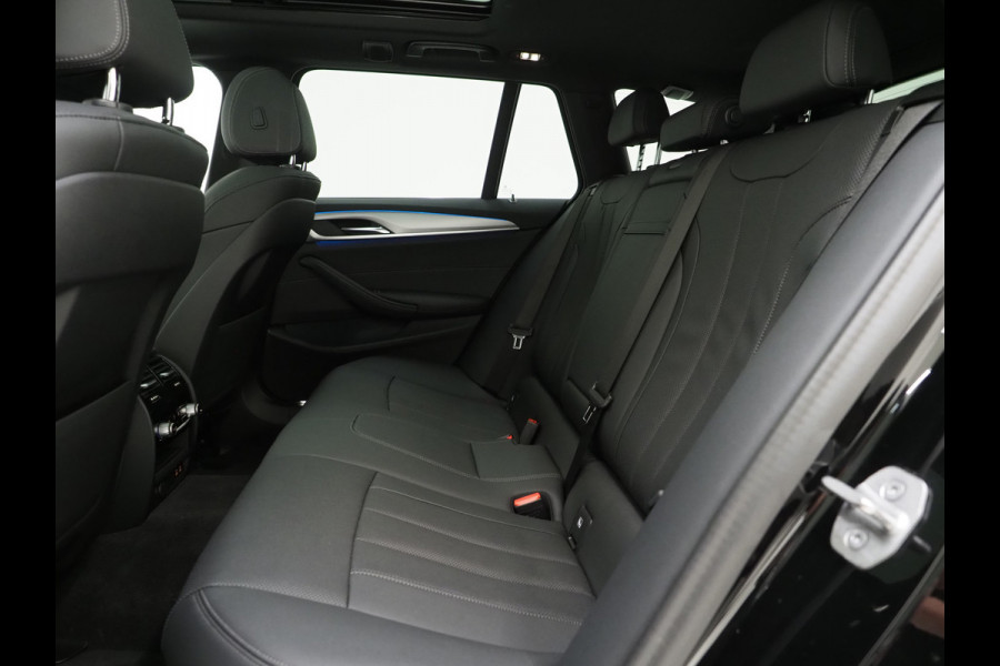 BMW 5 Serie Touring 530e xDrive Business Edition Plus | Panoramadak | Camera | Sfeerverlichting | BLIS | Carplay