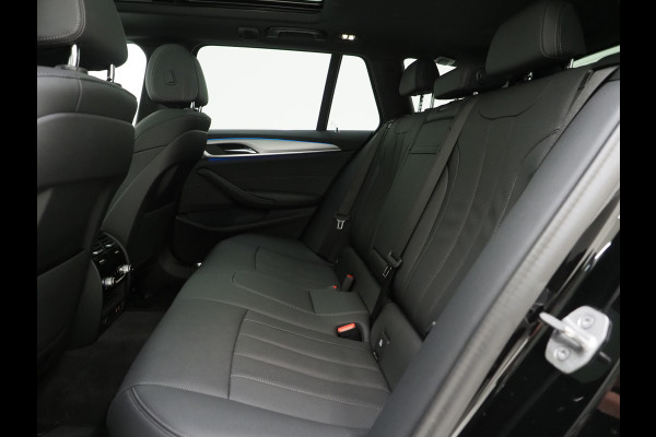 BMW 5 Serie Touring 530e xDrive Business Edition Plus | Panoramadak | Camera | Sfeerverlichting | BLIS | Carplay