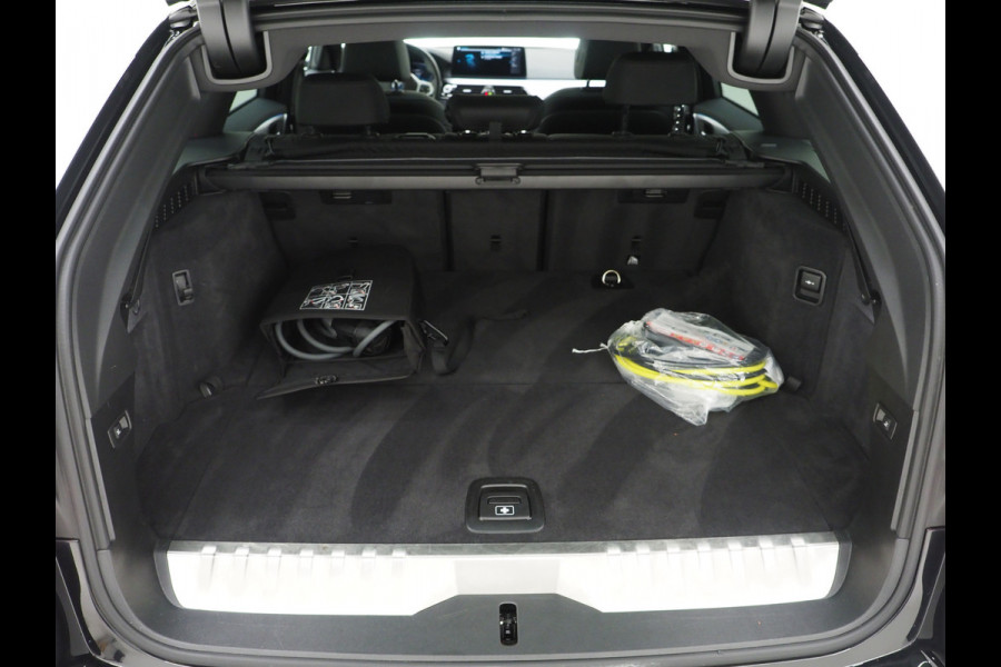 BMW 5 Serie Touring 530e xDrive Business Edition Plus | Panoramadak | Camera | Sfeerverlichting | BLIS | Carplay