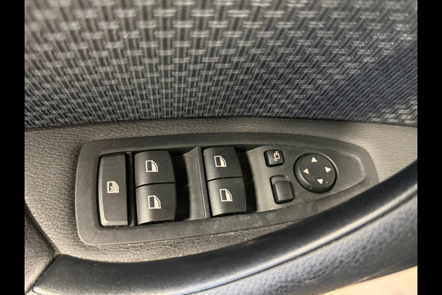 BMW X1 SDrive18i High Executive Edition AUT. NAVIGATIE CAMERA PDC CRUISE KEYLESS-GO STOELVERWARMING