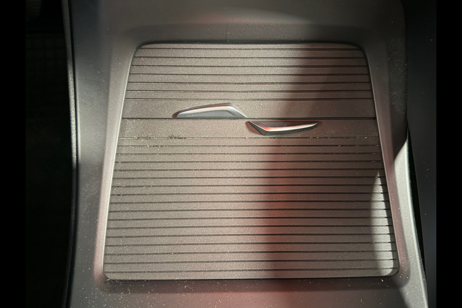 BMW X1 SDrive18i High Executive Edition AUT. NAVIGATIE CAMERA PDC CRUISE KEYLESS-GO STOELVERWARMING